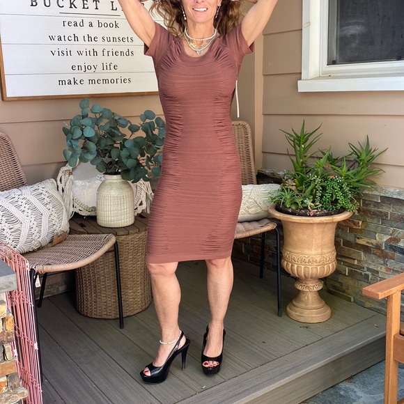 NWT Aura beautiful bodycon stretchy dress with beautiful ruching.Open sexy back - Picture 6 of 9